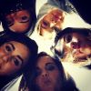 Selena Gomez, Kendall Jenner e outras amigas posam brincando em Dubai