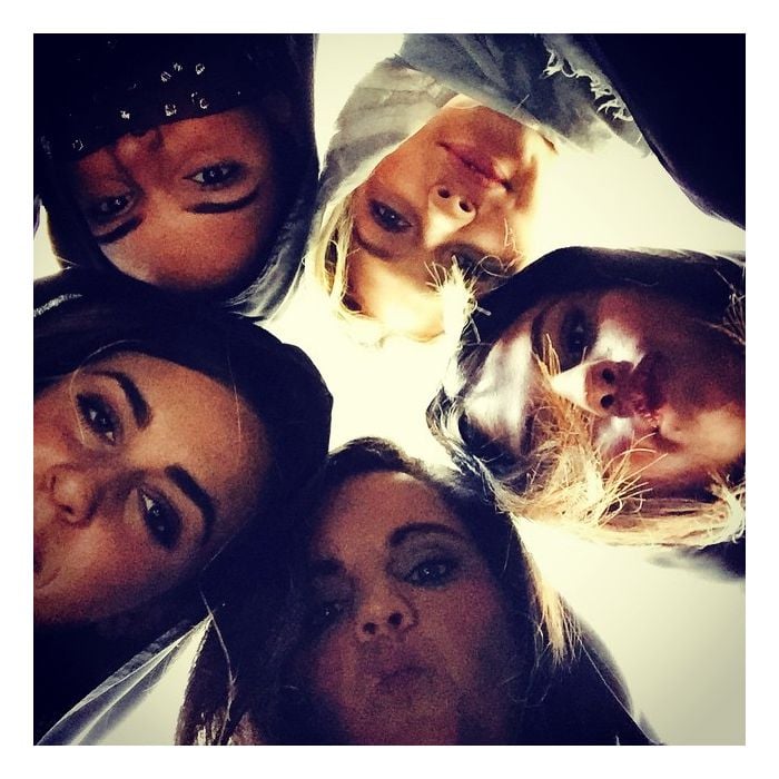  Selena Gomez, Kendall Jenner e outras amigas posam brincando em Dubai 