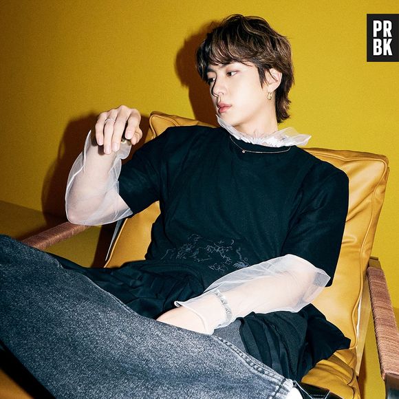 Jin, do BTS, já investiu em corte de cabelo repicado em tom castanho em 2021