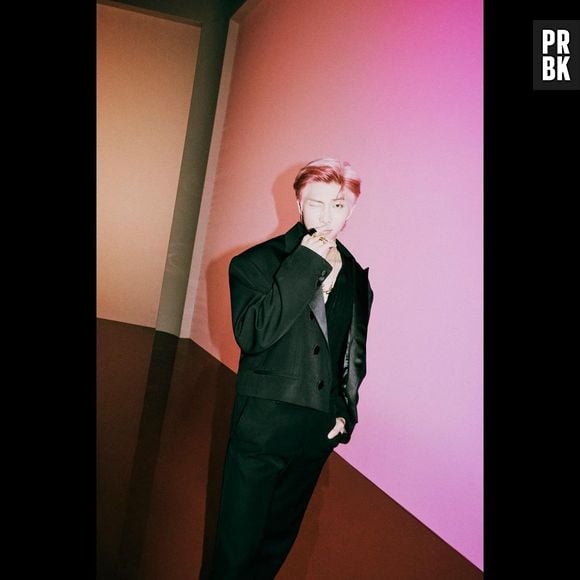 RM, do BTS, está sempre mudando o visual. Em 2021, rosa foi uma de suas escolhas