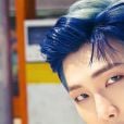 BTS RM exibe seu cabelo com penteado descolado na cor azul em 2021