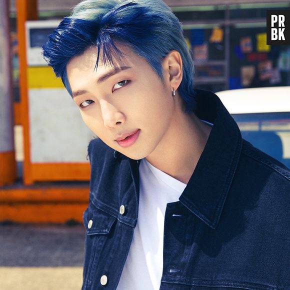 BTS RM exibe seu cabelo com penteado descolado na cor azul em 2021