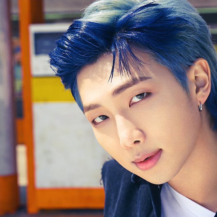 BTS RM exibe seu cabelo com penteado descolado na cor azul em 2021