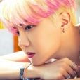 BTS J-Hope pintou cabelo de superloiro e pontas na cor pink em 2021