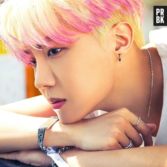 BTS J-Hope pintou cabelo de superloiro e pontas na cor pink em 2021