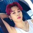 BTS Jimin posa para foto com cabelo rosa escuro e inspira
