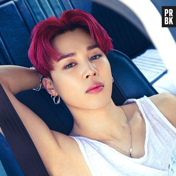 BTS Jimin posa para foto com cabelo rosa escuro e inspira