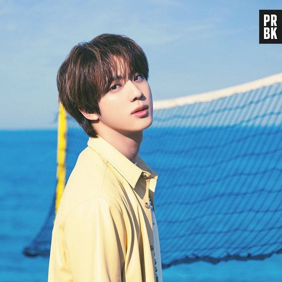 BTS Jin exibe cabelo em tom próximo ao seu natural em ensaio na praia em 2021