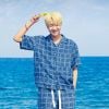 BTS J-Hope ficou superloiro em foto do grupo na praia em 2021