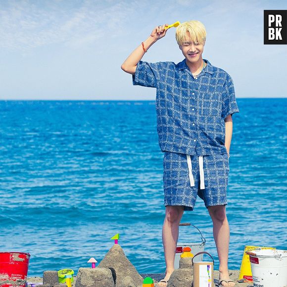 BTS J-Hope ficou superloiro em foto do grupo na praia em 2021