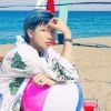 BTS RM exibe cabelo azul claro na parte de trás e franja com cor mais potente em foto na praia em 2021