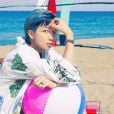 BTS RM exibe cabelo azul claro na parte de trás e franja com cor mais potente em foto na praia em 2021