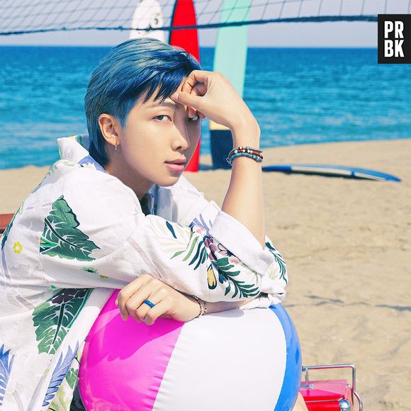 BTS RM exibe cabelo azul claro na parte de trás e franja com cor mais potente em foto na praia em 2021