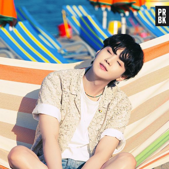 BTS Suga exibe cabelo superpreto em ensaio na praia