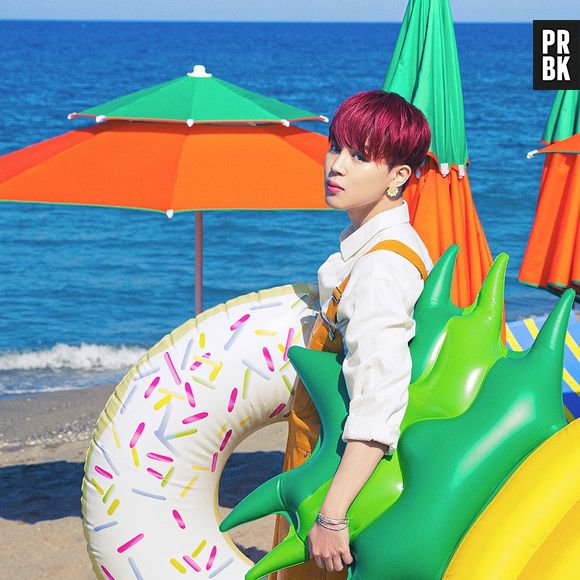 BTS Jimin exibe cabelo rosa escuro em foto do grupo na praia