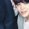 BTS Jimin exibe cabelo superpreto em foto com grupo