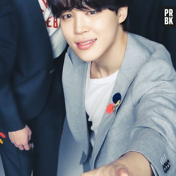 BTS Jimin exibe cabelo superpreto em foto com grupo