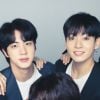 Jin e Jungkook posam para foto com cabelos superpreto