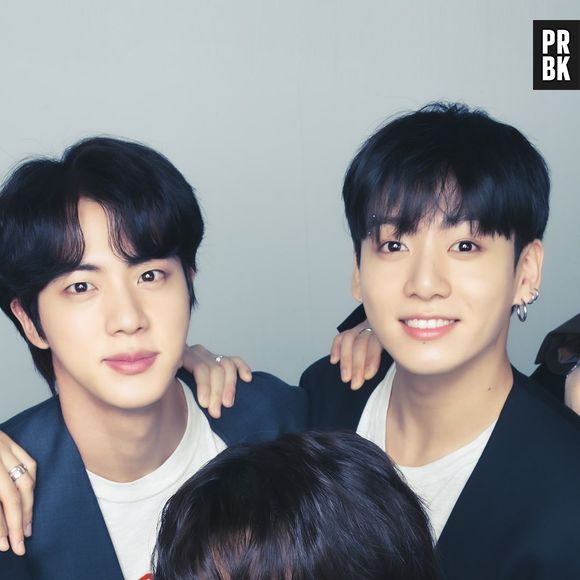 Jin e Jungkook posam para foto com cabelos superpreto