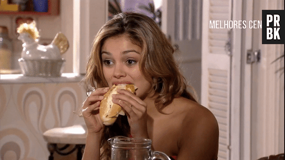 Gif da Sophie Charlotte comendo pão na novela "Ti-Ti-Ti"