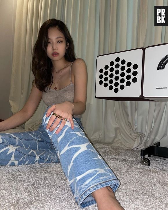 Idol do BLACKPINK não abre mão de um jeans estiloso