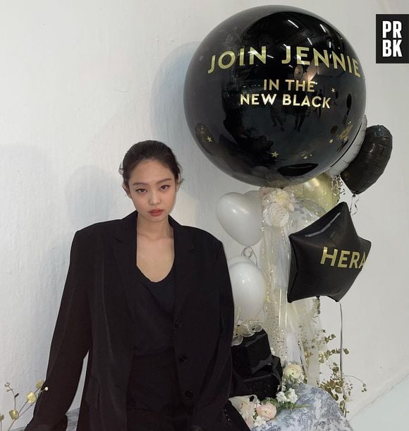 O look all black é muito usado por Jennie, do BLACKPINK