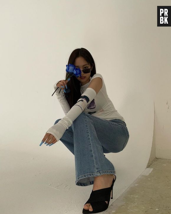 Jennie, do BLACKPINK, investe em jeans de vários cortes