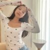 Jennie, do BLACKPINK, bem básica com sua blusa Chanel