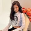 Jennie, do BLACKPINK, mistura elementos casuais e formais no mesmo look