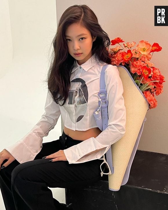 Jennie, do BLACKPINK, mistura elementos casuais e formais no mesmo look