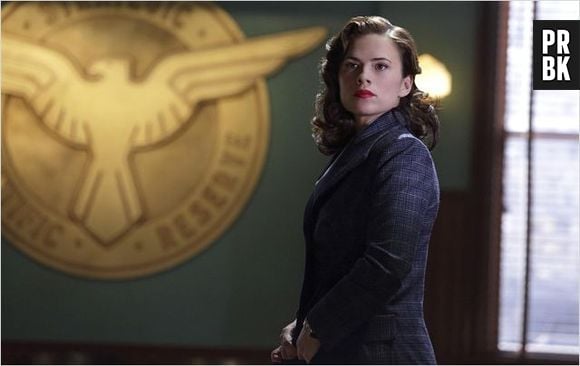 Hayley Atwell como Agente Carter
 