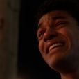 Ravi (Juan Paiva) se desespera com morte de Joy ( Lara Tremourox) em  "Um Lugar ao Sol"