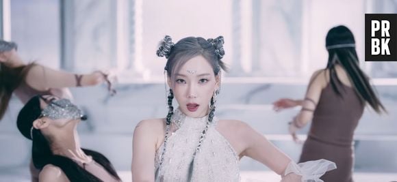 Taeyeon arrasou nas inspirações de make e cabelo em "INVU"