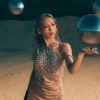 Taeyeon vai de deusa grega ao espaço em novo clipe