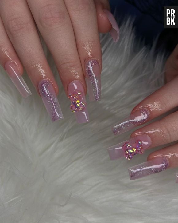 Com pedras e acessórios, as jelly nails ficam mais chamativas