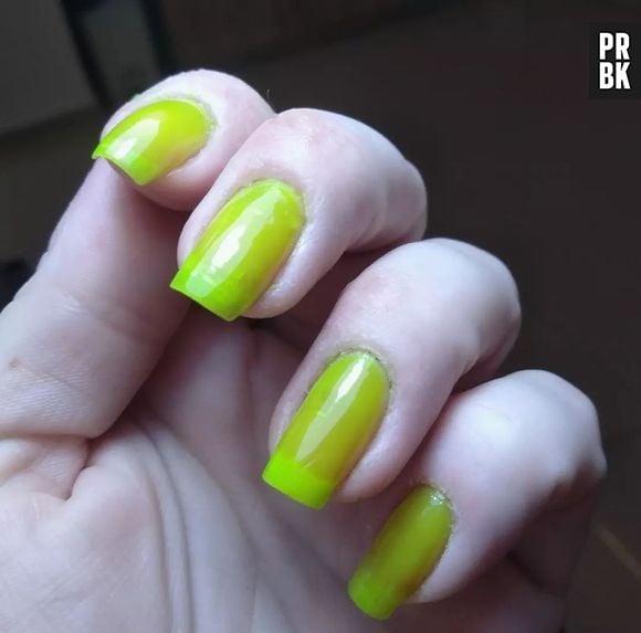 Jelly nails em esmalte neon? Temos também