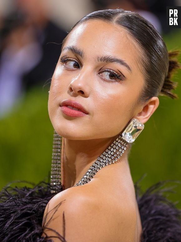 Olivia Rodrigo arrasou no delineado diferentão no Met Gala 2021