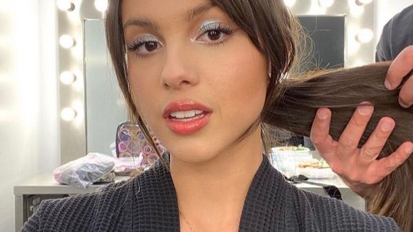 De soap brows à pele natural: 5 tendências de make que Olivia Rodrigo ama