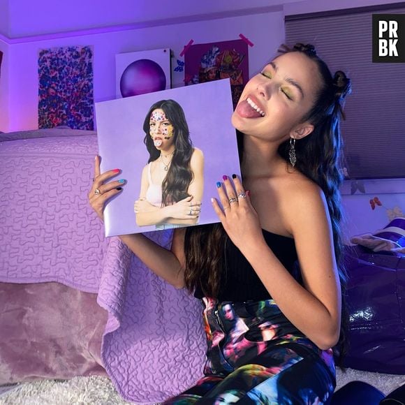 "Sour" não ganhou versões especiais porque Olivia Rodrigo acredita que o álbum é uma era distinta da sua vida e queria deixar as músicas e o CD respirarem um pouco