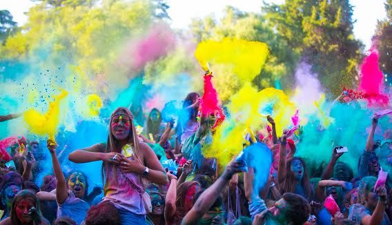 Conheça o "Holi", um festival recheado de cores e muitas horas de música!