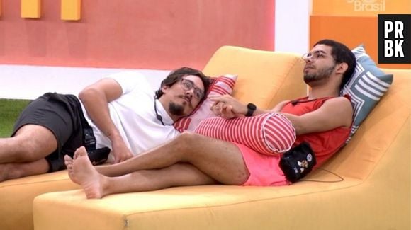 "BBB22": de conchinha com Eliezer, Vyni se humilha sugerindo que brother "desça mais a mão" e pede para que ele faça de conta que gosta dele como gosta de Natália