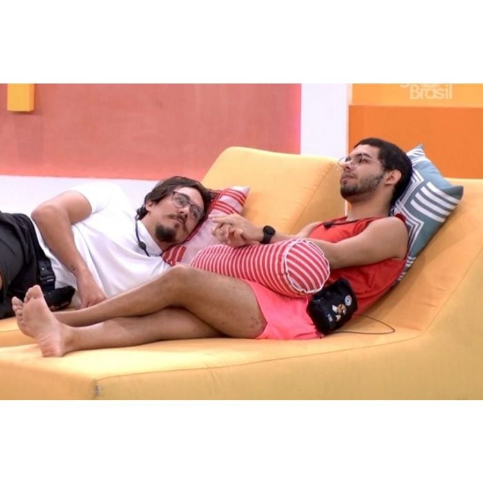 &quot;BBB22&quot;: de conchinha com Eliezer, Vyni se humilha sugerindo que brother &quot;desça mais a mão&quot; e pede para que ele faça de conta que gosta dele como gosta de Natália