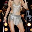 Miley Cyrus, atração do Lollapalooza Brasil, aposta na franja atualmente