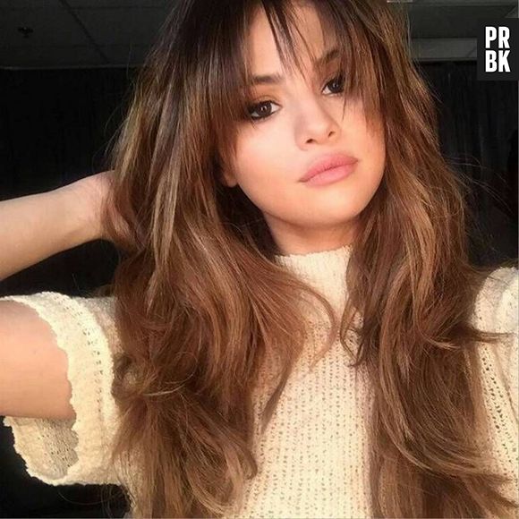 Selena Gomez já usou franja em diferentes hairstyles