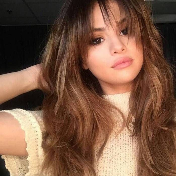 Selena Gomez já usou franja em diferentes hairstyles