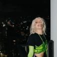Luísa Sonza customizou chuteira da Nike neon em um corset