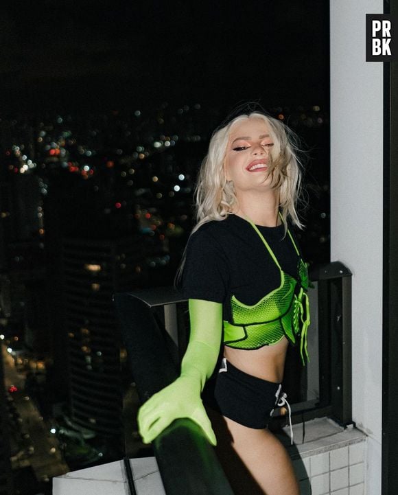 Luísa Sonza customizou chuteira da Nike neon em um corset