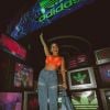 Jade Picon combinou seu corset de tênis com calça wide leg jeans para o Lollapalooza