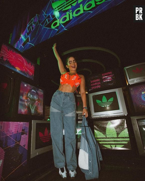 Jade Picon combinou seu corset de tênis com calça wide leg jeans para o Lollapalooza