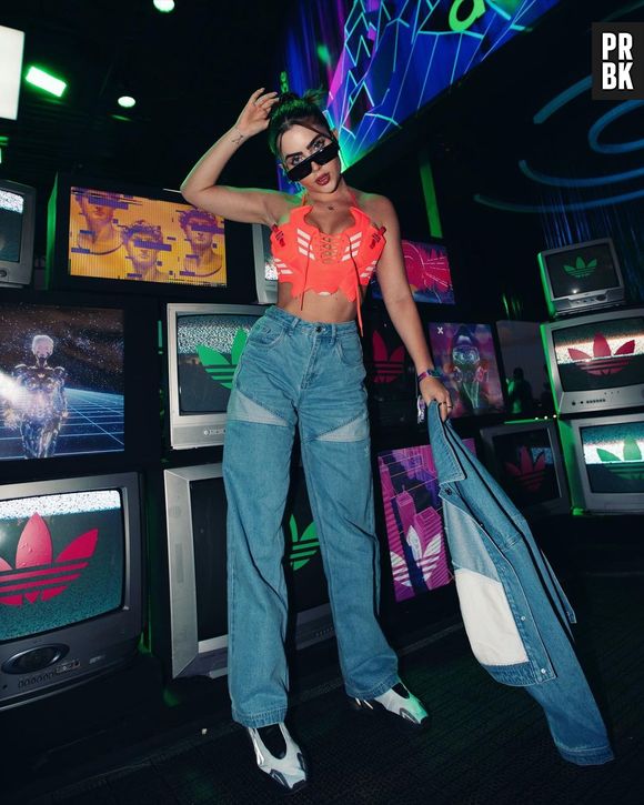 Jade Picon usou modelo reciclado da Adidas para ir ao Lollapalooza